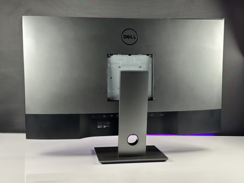 Dell P4317Q – ogromny monitor 43" 4K UHD z matrycą IPS i wieloma złączami. Idealny do biura, analiz i pracy wieloekranowej (1).JPG