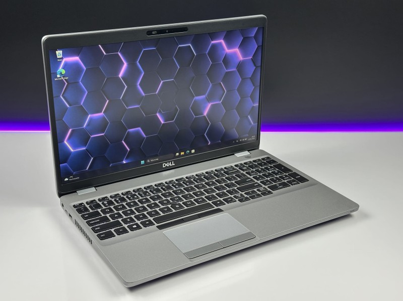 Dell Latitude 5510 z i7-10610U, ekranem 15,6" i klawiaturą US (PL QWERTY) to wygodny laptop biznesowy idealny do pracy biurowej i hybrydowej.