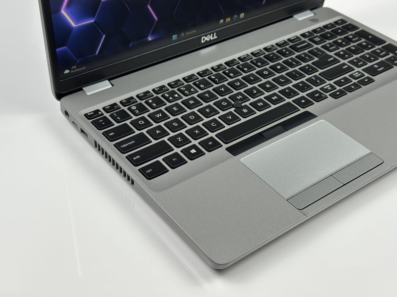 Dell Latitude 5510 z i7-10610U, ekranem 15,6" i klawiaturą US (PL QWERTY) to wygodny laptop biznesowy idealny do pracy biurowej i hybrydowej.