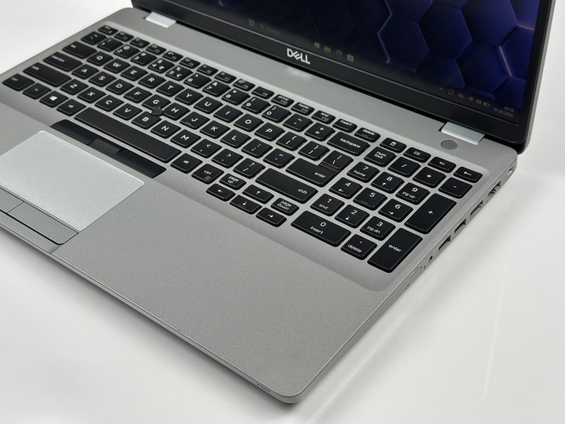 Dell Latitude 5510 z i7-10610U, ekranem 15,6" i klawiaturą US (PL QWERTY) to wygodny laptop biznesowy idealny do pracy biurowej i hybrydowej.
