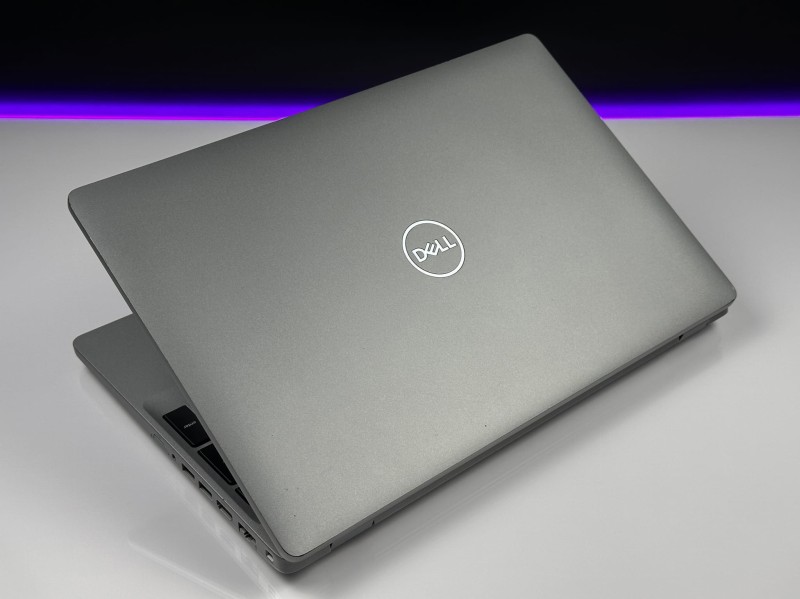 Dell Latitude 5510 z i7-10610U, ekranem 15,6" i klawiaturą US (PL QWERTY) to wygodny laptop biznesowy idealny do pracy biurowej i hybrydowej.