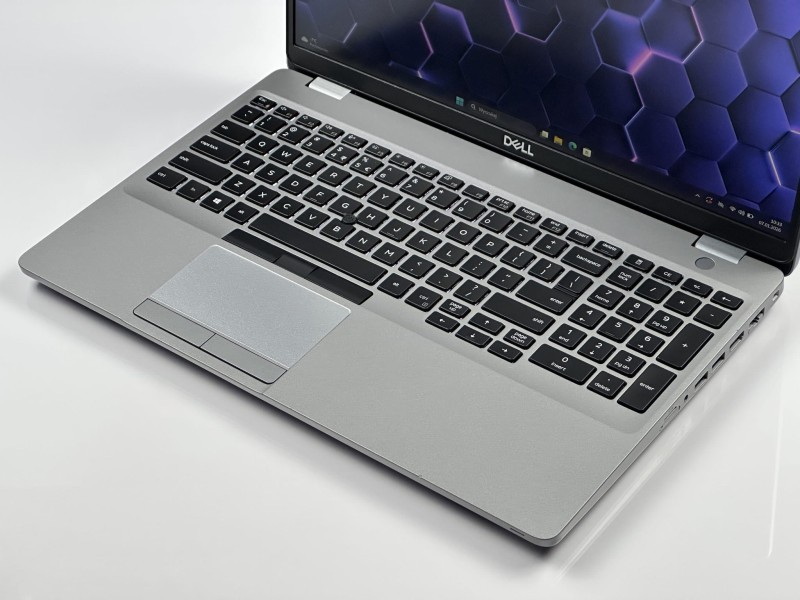 Dell Latitude 5510 z i7-10610U, ekranem 15,6" i klawiaturą US (PL QWERTY) to wygodny laptop biznesowy idealny do pracy biurowej i hybrydowej.
