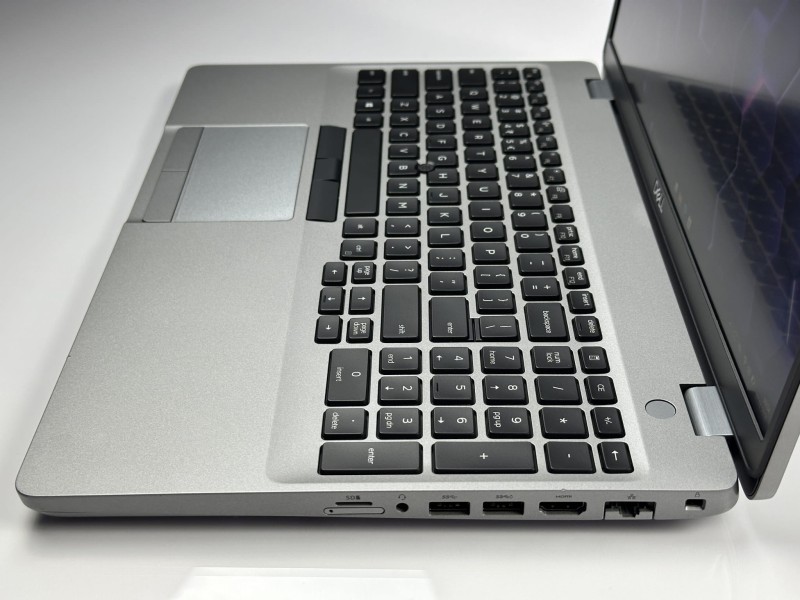 Dell Latitude 5510 z i7-10610U, ekranem 15,6" i klawiaturą US (PL QWERTY) to wygodny laptop biznesowy idealny do pracy biurowej i hybrydowej.