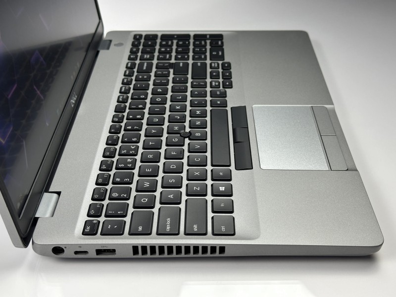 Dell Latitude 5510 z i7-10610U, ekranem 15,6" i klawiaturą US (PL QWERTY) to wygodny laptop biznesowy idealny do pracy biurowej i hybrydowej.