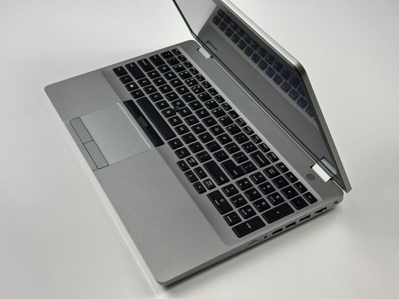 Dell Latitude 5510 z i7-10610U, ekranem 15,6" i klawiaturą US (PL QWERTY) to wygodny laptop biznesowy idealny do pracy biurowej i hybrydowej.