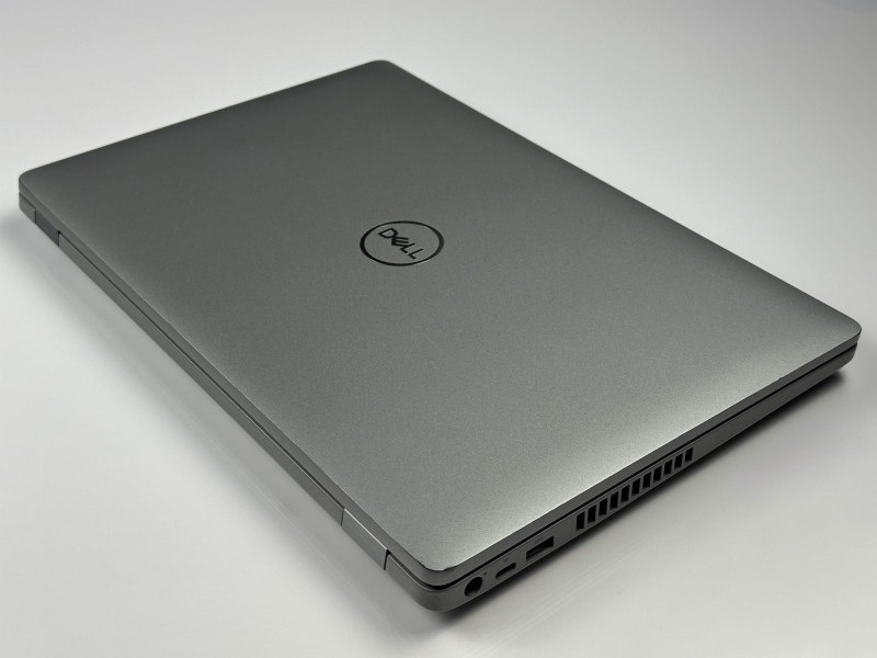 Dell Latitude 5510 z i7-10610U, ekranem 15,6" i klawiaturą US (PL QWERTY) to wygodny laptop biznesowy idealny do pracy biurowej i hybrydowej.