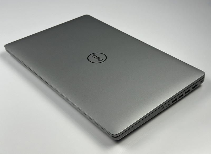 Dell Latitude 5510 z i7-10610U, ekranem 15,6" i klawiaturą US (PL QWERTY) to wygodny laptop biznesowy idealny do pracy biurowej i hybrydowej.