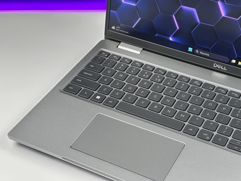 Dell Latitude 5530 – i5-1235U, LTE i ekran FHD 15,6". Nowoczesny laptop biznesowy do pracy mobilnej, wideorozmów i codziennych zadań.