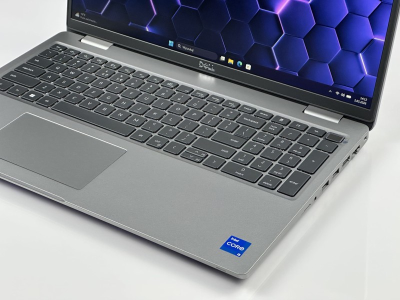 Dell Latitude 5530 – i5-1235U, LTE i ekran FHD 15,6". Nowoczesny laptop biznesowy do pracy mobilnej, wideorozmów i codziennych zadań.