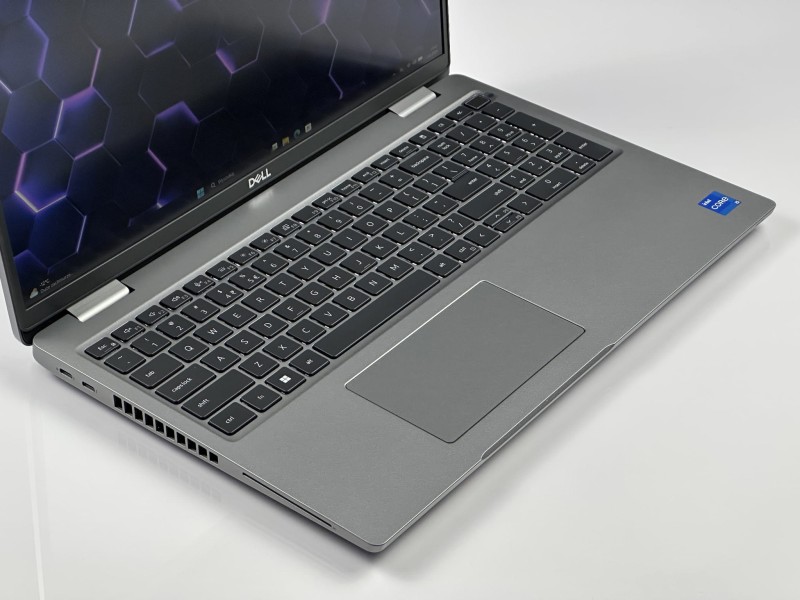 Dell Latitude 5530 – i5-1235U, LTE i ekran FHD 15,6". Nowoczesny laptop biznesowy do pracy mobilnej, wideorozmów i codziennych zadań.