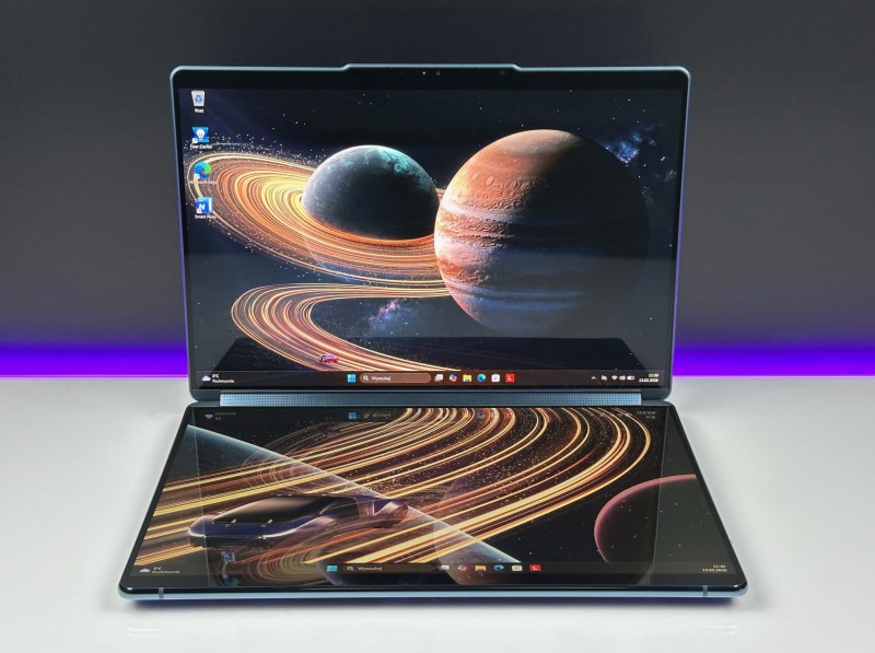 Yoga Book 9 13IMU9 z Ultra 7 155H. Dwa dotykowe ekrany OLED 2.8K umożliwiają multitasking i tryb rozszerzonego pulpitu. Klawiatura, rysik i mysz (4).JPG