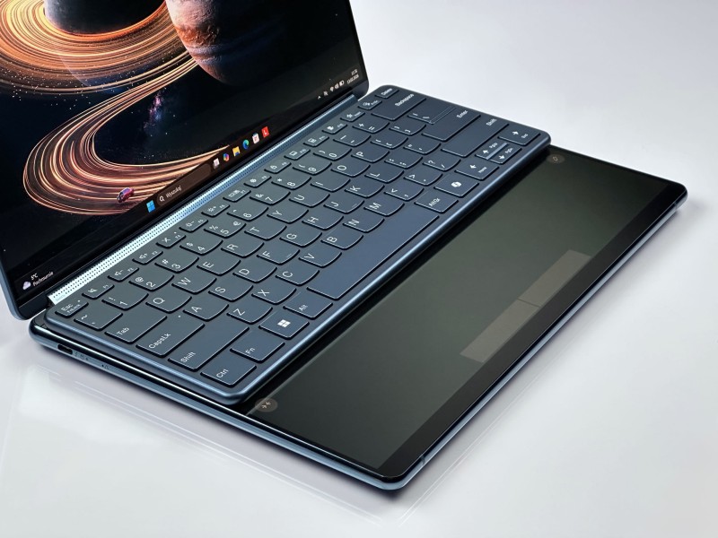 Yoga Book 9 13IMU9 z Ultra 7 155H. Dwa dotykowe ekrany OLED 2.8K umożliwiają multitasking i tryb rozszerzonego pulpitu. Klawiatura, rysik i mysz (7).JPG