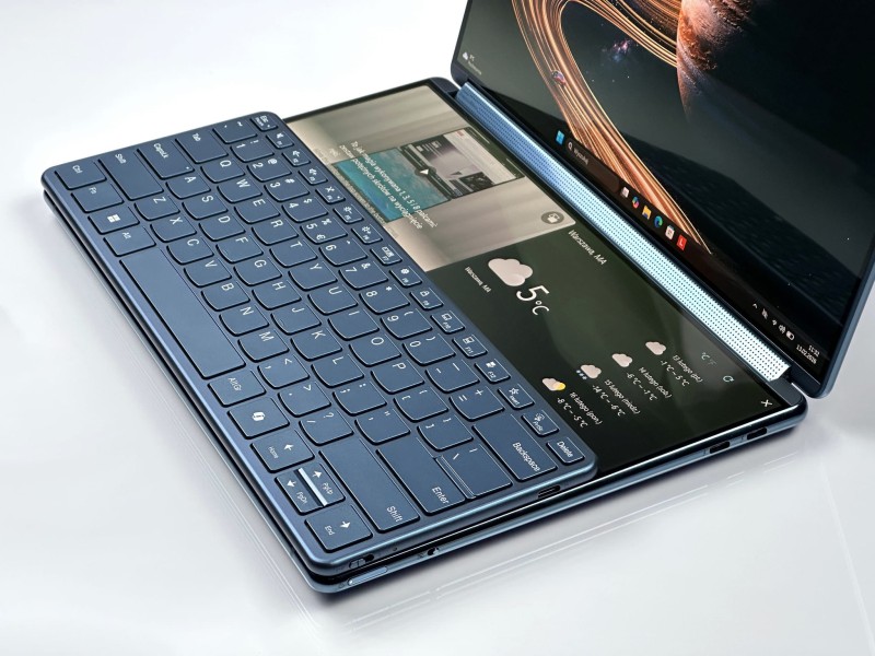 Yoga Book 9 13IMU9 z Ultra 7 155H. Dwa dotykowe ekrany OLED 2.8K umożliwiają multitasking i tryb rozszerzonego pulpitu. Klawiatura, rysik i mysz (8).JPG