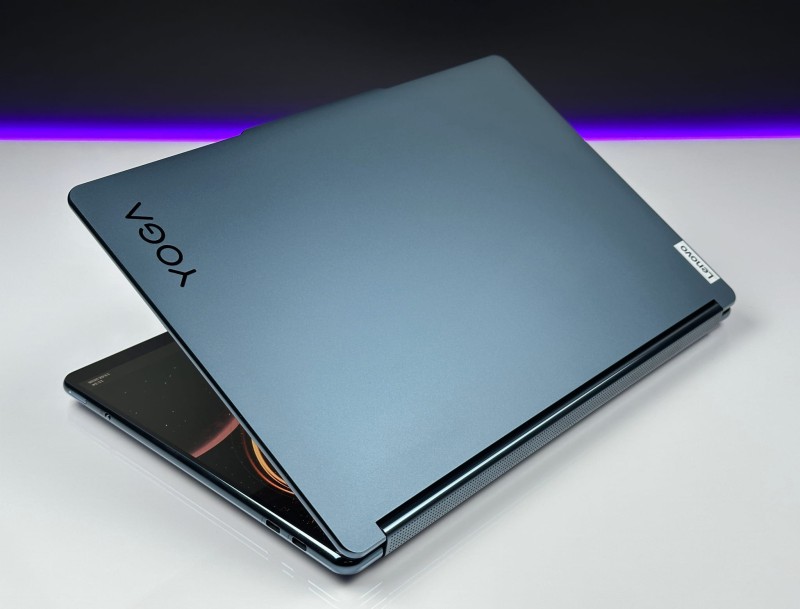 Yoga Book 9 13IMU9 z Ultra 7 155H. Dwa dotykowe ekrany OLED 2.8K umożliwiają multitasking i tryb rozszerzonego pulpitu. Klawiatura, rysik i mysz (10).JPG