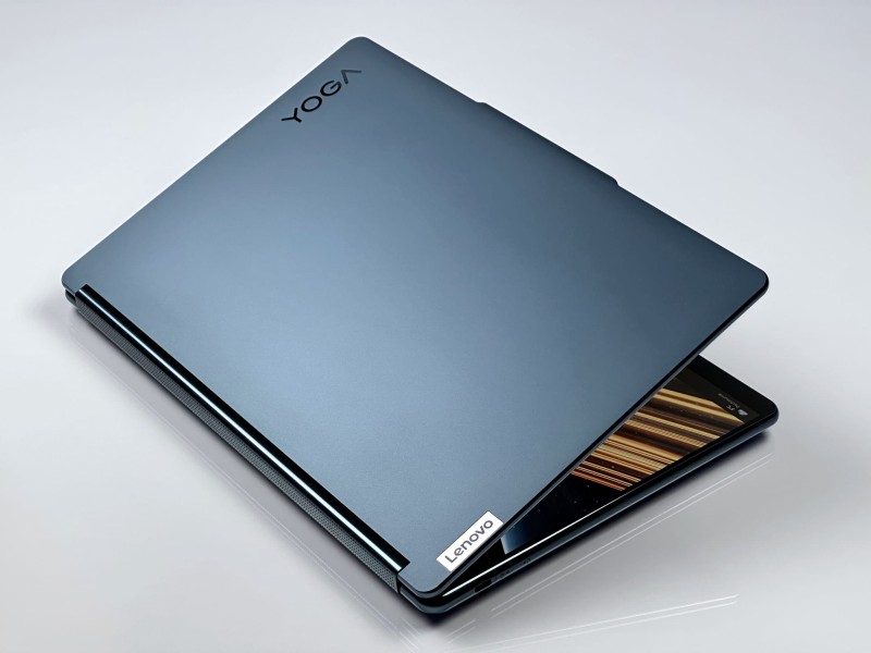 Yoga Book 9 13IMU9 z Ultra 7 155H. Dwa dotykowe ekrany OLED 2.8K umożliwiają multitasking i tryb rozszerzonego pulpitu. Klawiatura, rysik i mysz (11).JPG