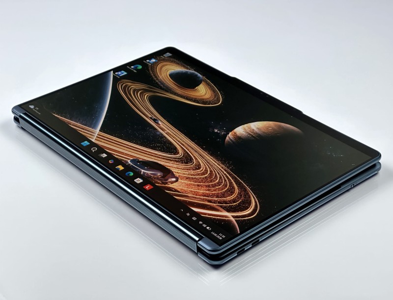 Yoga Book 9 13IMU9 z Ultra 7 155H. Dwa dotykowe ekrany OLED 2.8K umożliwiają multitasking i tryb rozszerzonego pulpitu. Klawiatura, rysik i mysz (12).JPG