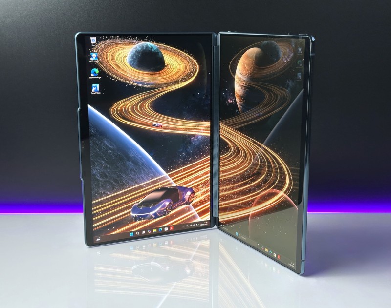 Yoga Book 9 13IMU9 z Ultra 7 155H. Dwa dotykowe ekrany OLED 2.8K umożliwiają multitasking i tryb rozszerzonego pulpitu. Klawiatura, rysik i mysz (13).JPG