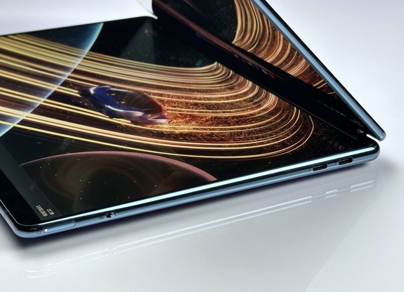 Yoga Book 9 13IMU9 z Ultra 7 155H. Dwa dotykowe ekrany OLED 2.8K umożliwiają multitasking i tryb rozszerzonego pulpitu. Klawiatura, rysik i mysz (15).JPG