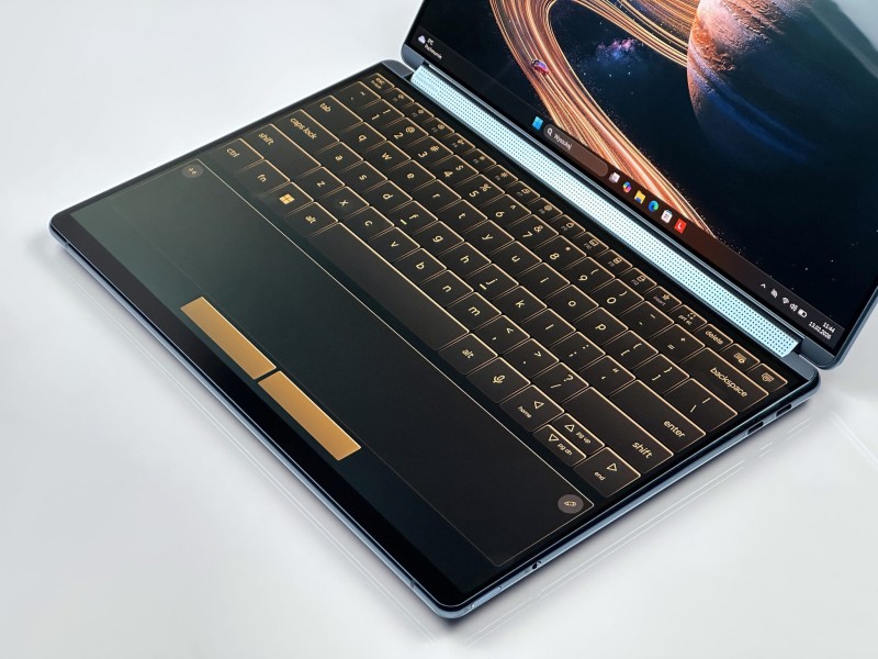 Yoga Book 9 13IMU9 z Ultra 7 155H. Dwa dotykowe ekrany OLED 2.8K umożliwiają multitasking i tryb rozszerzonego pulpitu. Klawiatura, rysik i mysz (16).JPG