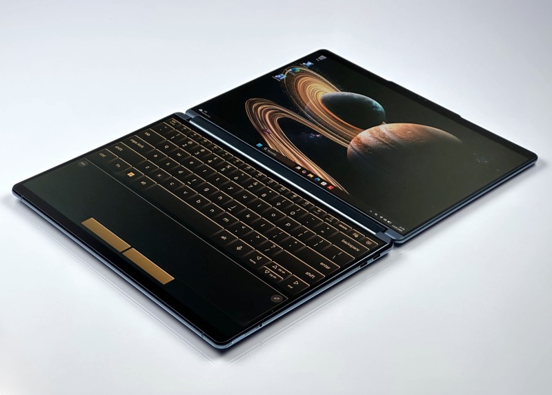 Yoga Book 9 13IMU9 z Ultra 7 155H. Dwa dotykowe ekrany OLED 2.8K umożliwiają multitasking i tryb rozszerzonego pulpitu. Klawiatura, rysik i mysz (17).JPG