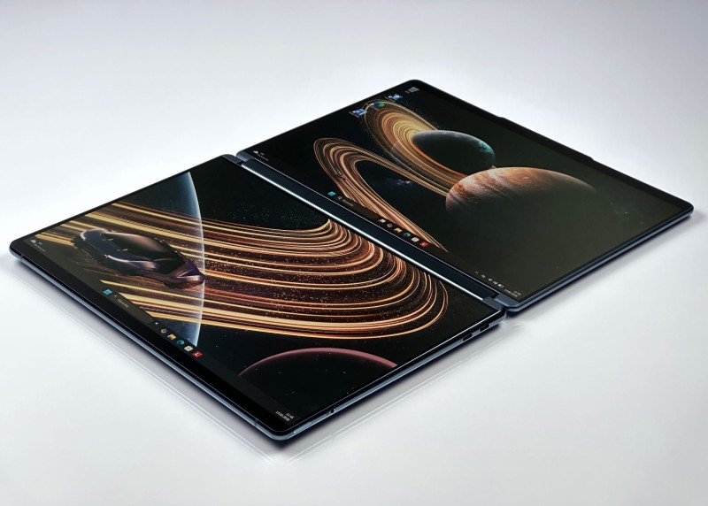 Yoga Book 9 13IMU9 z Ultra 7 155H. Dwa dotykowe ekrany OLED 2.8K umożliwiają multitasking i tryb rozszerzonego pulpitu. Klawiatura, rysik i mysz (18).JPG