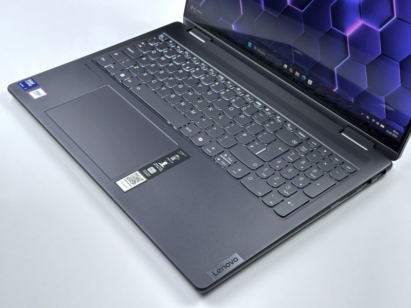 Yoga 7 2in1 16IML9 z Ultra 7 155U. Dotykowy ekran 16” FHD+ i zawias 360° zapewniają komfort pracy, tworzenia i rozrywki w trybie laptopa i tabletu (13).JPG
