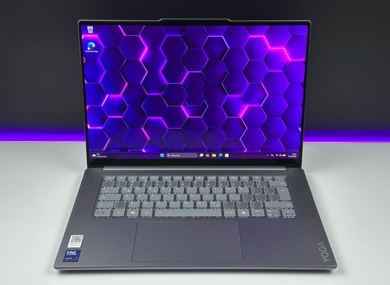Yoga Slim 7 15ILL9 z Ultra 7 258V. Ekran 15,3” OLED 2.8K i smukła obudowa w kolorze Luna Grey łączą wydajność z eleganckim stylem premium (3).JPG