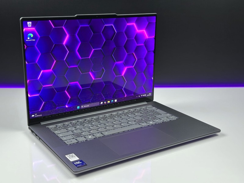 Yoga Slim 7 15ILL9 z Ultra 7 258V. Ekran 15,3” OLED 2.8K i smukła obudowa w kolorze Luna Grey łączą wydajność z eleganckim stylem premium (4).JPG