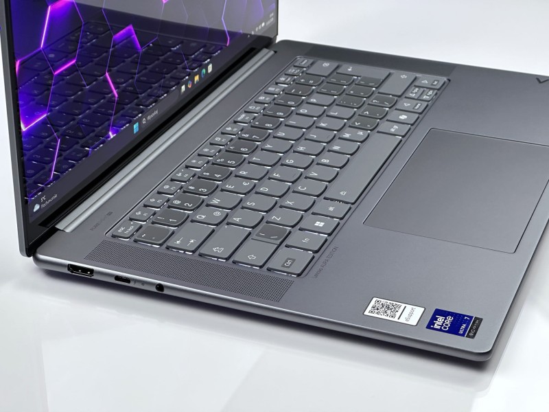 Yoga Slim 7 15ILL9 z Ultra 7 258V. Ekran 15,3” OLED 2.8K i smukła obudowa w kolorze Luna Grey łączą wydajność z eleganckim stylem premium (5).JPG