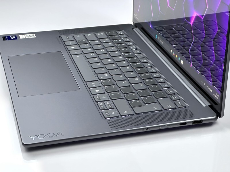 Yoga Slim 7 15ILL9 z Ultra 7 258V. Ekran 15,3” OLED 2.8K i smukła obudowa w kolorze Luna Grey łączą wydajność z eleganckim stylem premium (6).JPG
