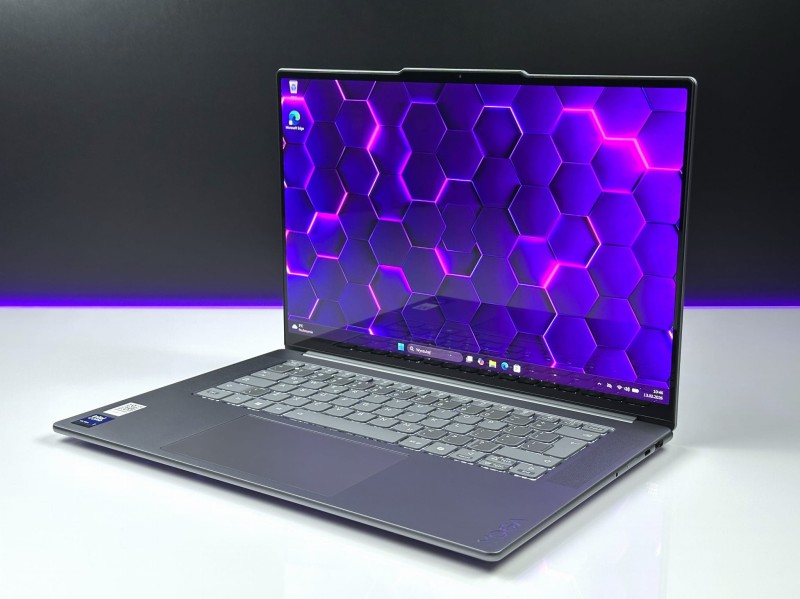 Yoga Slim 7 15ILL9 z Ultra 7 258V. Ekran 15,3” OLED 2.8K i smukła obudowa w kolorze Luna Grey łączą wydajność z eleganckim stylem premium (7).JPG