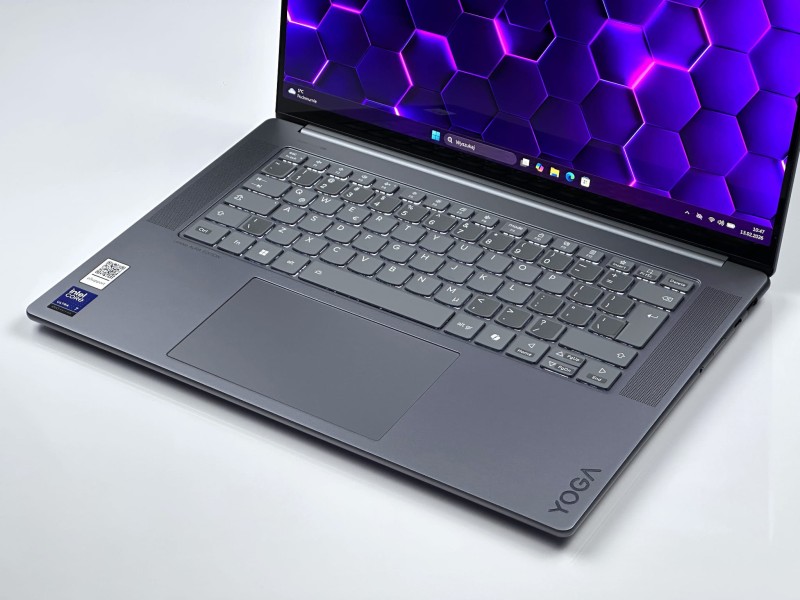 Yoga Slim 7 15ILL9 z Ultra 7 258V. Ekran 15,3” OLED 2.8K i smukła obudowa w kolorze Luna Grey łączą wydajność z eleganckim stylem premium (10).JPG