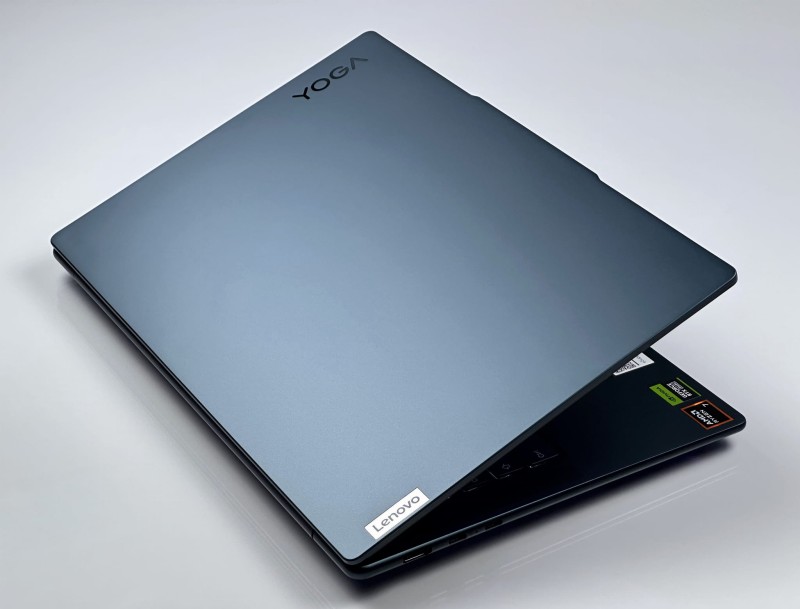 Lenovo Yoga Pro 7 14AHP9 z Ryzen 7 8845HS, RTX 3050. Ekran 14,5” 3K i kolor Tidal Teal łączą wydajność do projektów z eleganckim designem (14).JPG