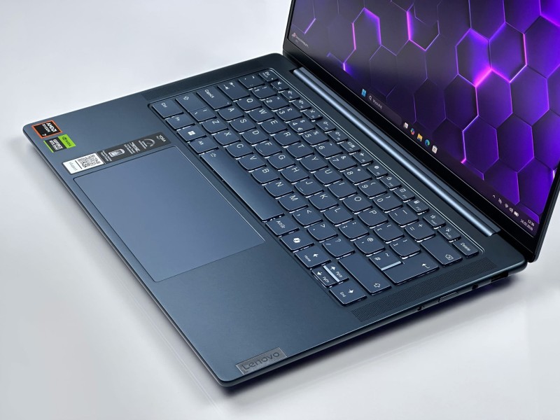 Lenovo Yoga Pro 7 14AHP9 z Ryzen 7 8845HS, RTX 3050. Ekran 14,5” 3K i kolor Tidal Teal łączą wydajność do projektów z eleganckim designem (15).JPG