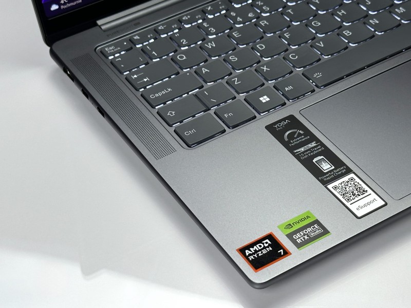 Lenovo Yoga Pro 7 14AHP9 z Ryzen 7 8845HS, RTX 3050. Ekran 14,5” 3K oraz obudowa Luna Grey łączą wydajność do projektów z eleganckim stylem (12).JPG