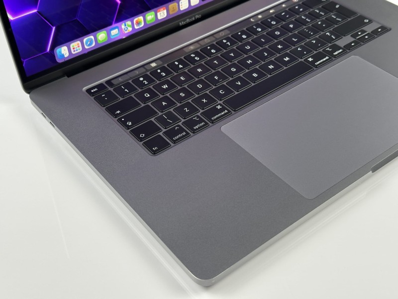 Apple MacBook Pro 16 A2141 i7, 16GB RAM, 512GB SSD, Radeon Pro 5300M – laptop do grafiki, montażu, muzyki i profesjonalnej pracy kreatywnej (4).JPG