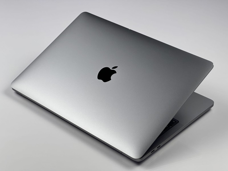 MacBook Pro 13 A2251 – i5-1038NG7, 16GB RAM i SSD 512GB. Lekki laptop Apple do pracy kreatywnej, biurowej i mobilnej. Wysoka wydajność.