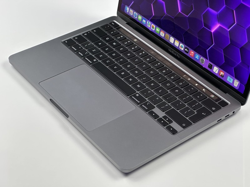 MacBook Pro 13 A2251 – i5-1038NG7, 16GB RAM i SSD 512GB. Lekki laptop Apple do pracy kreatywnej, biurowej i mobilnej. Wysoka wydajność.