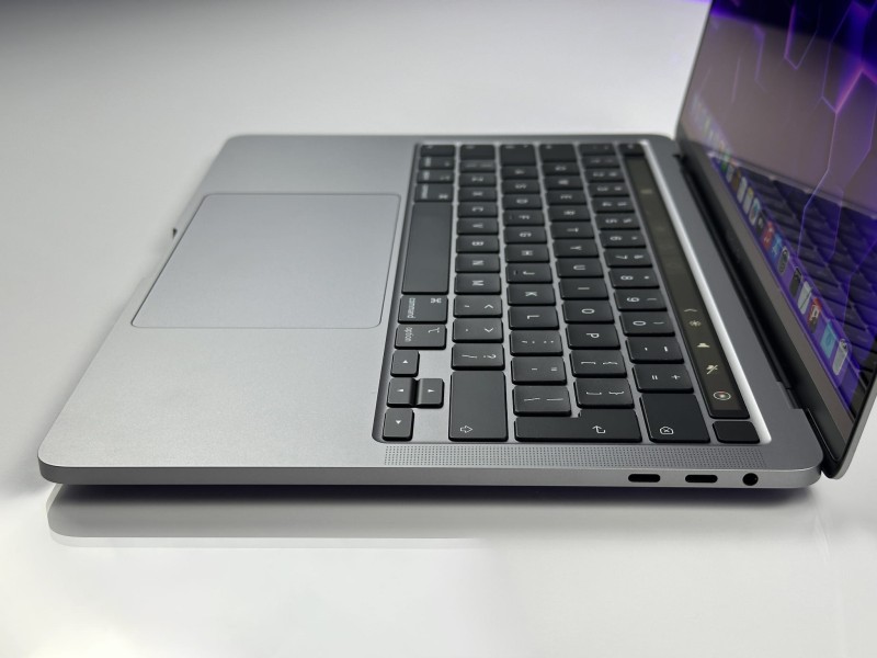 MacBook Pro 13 A2251 – i5-1038NG7, 16GB RAM i SSD 512GB. Lekki laptop Apple do pracy kreatywnej, biurowej i mobilnej. Wysoka wydajność.