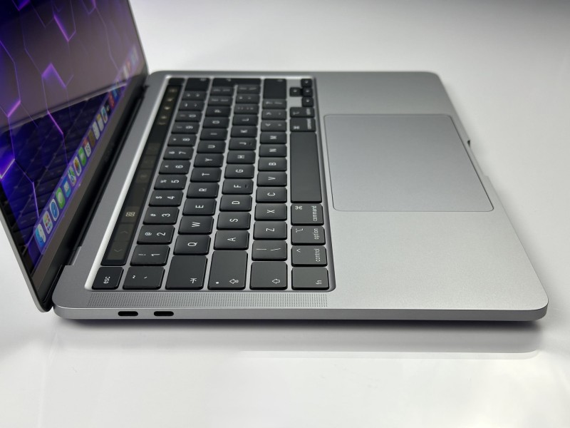 MacBook Pro 13 A2251 – i5-1038NG7, 16GB RAM i SSD 512GB. Lekki laptop Apple do pracy kreatywnej, biurowej i mobilnej. Wysoka wydajność.