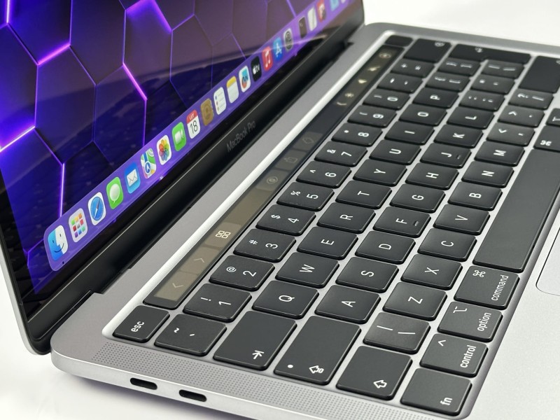 MacBook Pro 13 A2251 – i5-1038NG7, 16GB RAM i SSD 512GB. Lekki laptop Apple do pracy kreatywnej, biurowej i mobilnej. Wysoka wydajność.