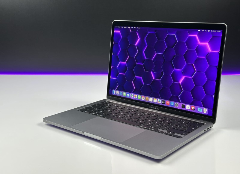 MacBook Pro 13 A2251 – i5-1038NG7, 16GB RAM i SSD 512GB. Lekki laptop Apple do pracy kreatywnej, biurowej i mobilnej. Wysoka wydajność.