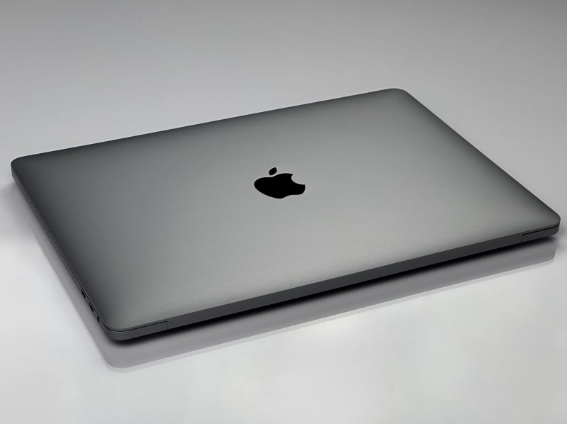 MacBook Pro 13 A2251 – i5-1038NG7, 16GB RAM i SSD 512GB. Lekki laptop Apple do pracy kreatywnej, biurowej i mobilnej. Wysoka wydajność.