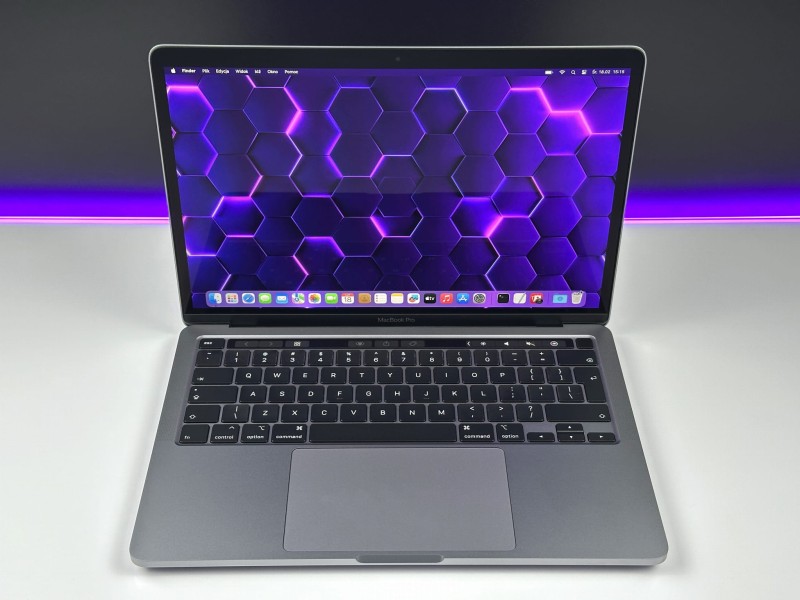 MacBook Pro 13 A2251 – i5-1038NG7, 16GB RAM i SSD 512GB. Lekki laptop Apple do pracy kreatywnej, biurowej i mobilnej. Wysoka wydajność.