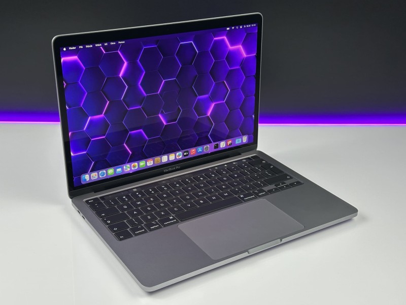 MacBook Pro 13 A2251 – i5-1038NG7, 16GB RAM i SSD 512GB. Lekki laptop Apple do pracy kreatywnej, biurowej i mobilnej. Wysoka wydajność.