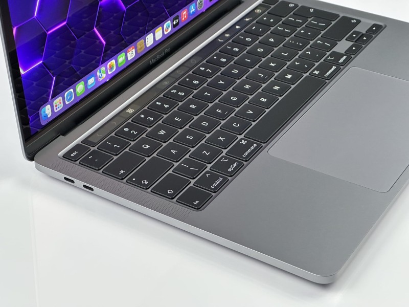 MacBook Pro 13 A2251 – i5-1038NG7, 16GB RAM i SSD 512GB. Lekki laptop Apple do pracy kreatywnej, biurowej i mobilnej. Wysoka wydajność.