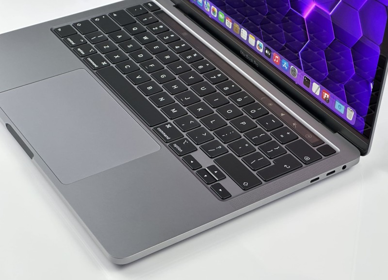 MacBook Pro 13 A2251 – i5-1038NG7, 16GB RAM i SSD 512GB. Lekki laptop Apple do pracy kreatywnej, biurowej i mobilnej. Wysoka wydajność.
