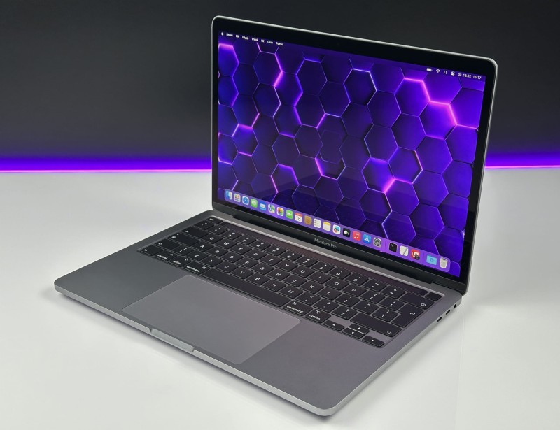 MacBook Pro 13 A2251 – i5-1038NG7, 16GB RAM i SSD 512GB. Lekki laptop Apple do pracy kreatywnej, biurowej i mobilnej. Wysoka wydajność.