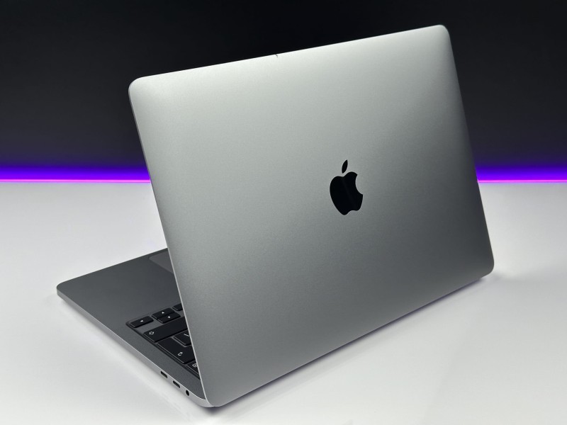 MacBook Pro 13 A2251 – i5-1038NG7, 16GB RAM i SSD 512GB. Lekki laptop Apple do pracy kreatywnej, biurowej i mobilnej. Wysoka wydajność.