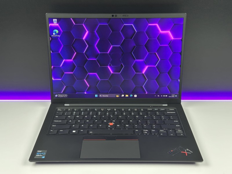 Lenovo ThinkPad X1 Carbon Gen 9 i7-1185G7, 16GB, 14" FHD+ – ultralekki laptop biznesowy z podświetlaną klawiaturą US i obsługą polskich znaków.